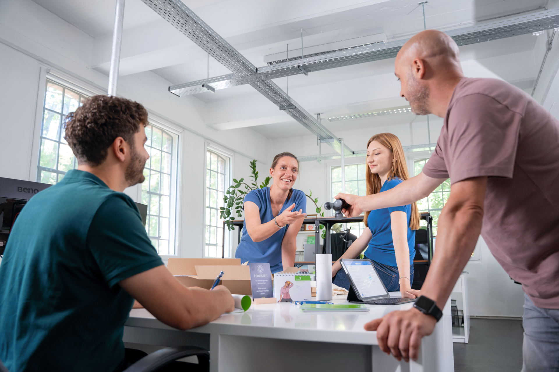 Team testet gemeinsam Angebote aus der GEQUMA Gesundheitsbox am Arbeitsplatz.