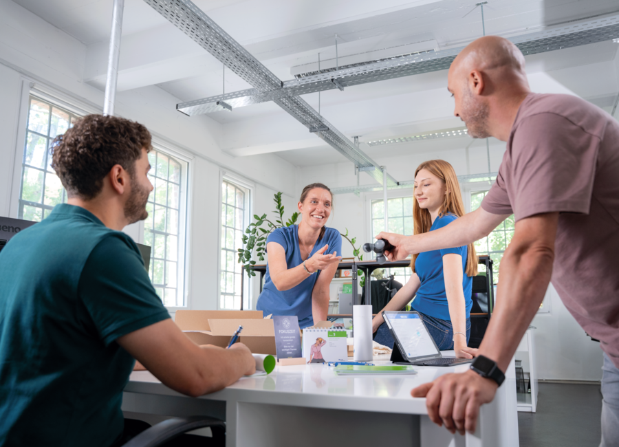 Team testet gemeinsam Angebote aus der GEQUMA Gesundheitsbox am Arbeitsplatz.
