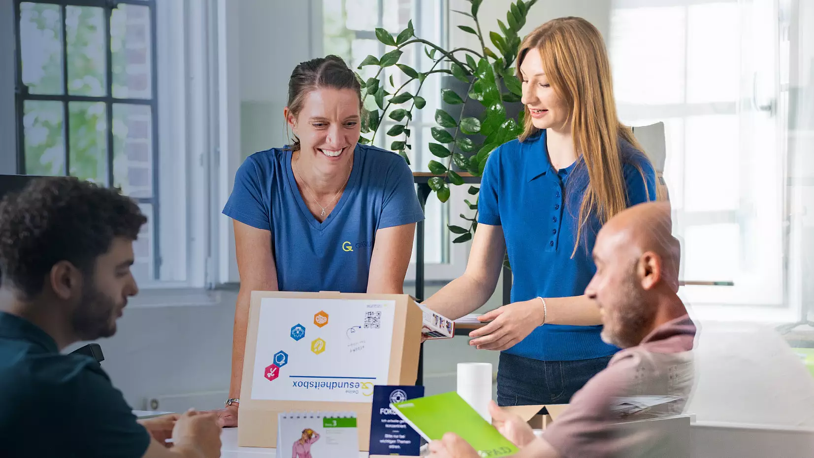 GEQUMA-Team stellt eine Gesundheitsbox mit Angeboten für die betriebliche Gesundheit vor.
